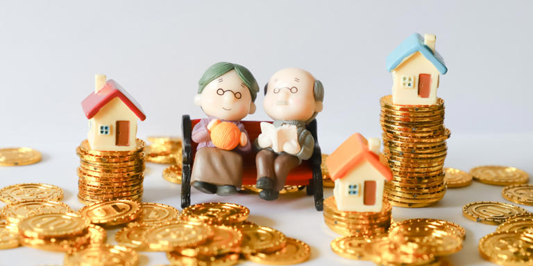 2024年北京市政府工作報告 健全養老服務體系。發展銀發經濟，推廣布局街道鄉鎮區域養老服務中心，優化調整社區養老服務驛站功能，建立健全全面覆蓋的居家養老服務網絡。支持經濟困難老年人家庭適老化改造，為重度失能失智老年人提供普惠性照護服務。新建養老家庭照護床位2000張，新增農村鄰里互助養老服務點240個、養老助餐點300個，提高養老服務從業人員專業化水平，讓老年人更好安享晚年。    2024年天津市政府工作報告 打造智慧化養老服務機構10家，完成居家適老化改造1000戶，推進7類特殊困難老年人探訪關愛服務